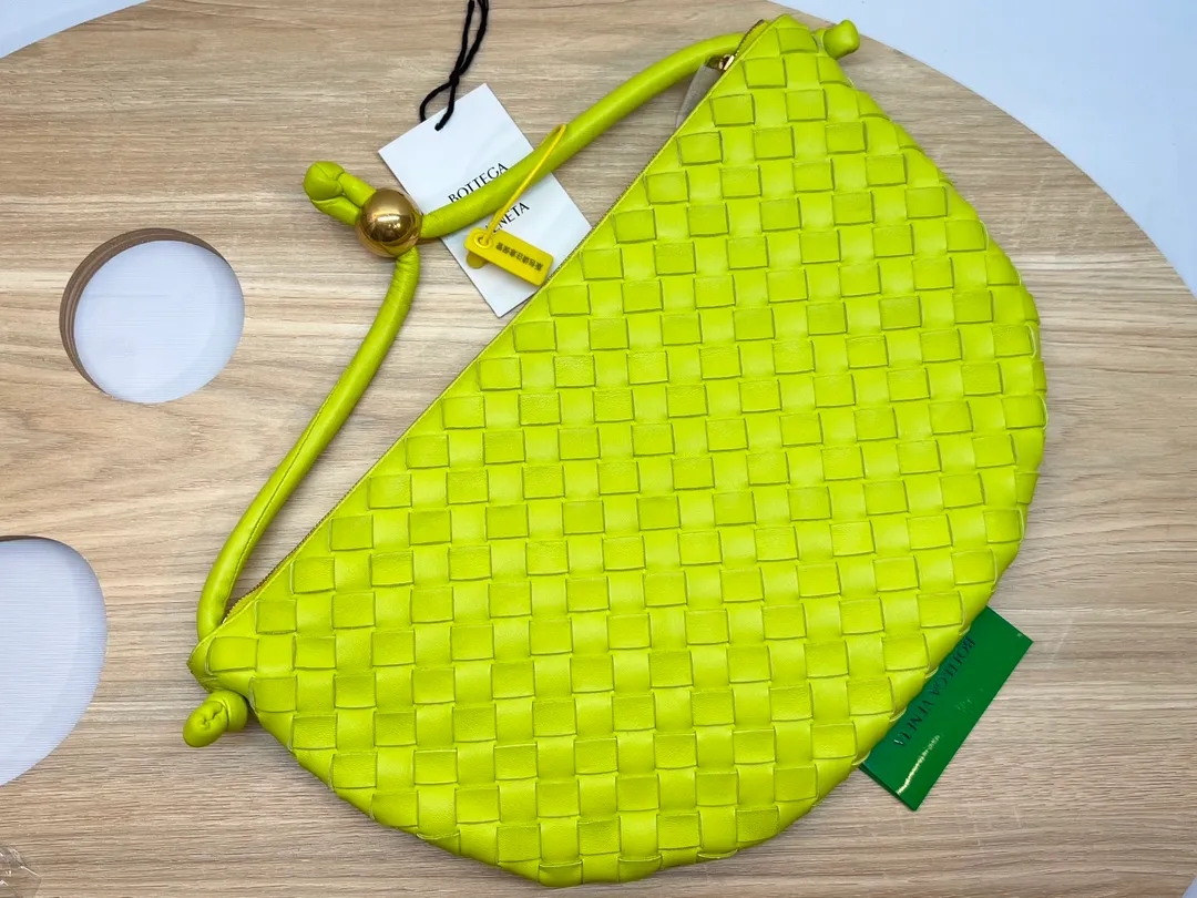 Batch 1260 BV has released a new product, TURN 6699-3 #Recommended New Hot Style It is still the classic woven logo that we can recognize at a glance. It is really a unique shape that is both familiar and unfamiliar! Made of sheepskin weaving, with beautiful gold beads on the shoulder straps for free adjustment. You can switch between shoulder and handbags during use. It has a concave and convex shape anytime and anywhere. It is a practical king with a unique personality. It also has the right color combination that can be sweet or salty. It is full of style. It is a beautiful summer catwalk style. Pull it out quickly. Size: 40*3*24.